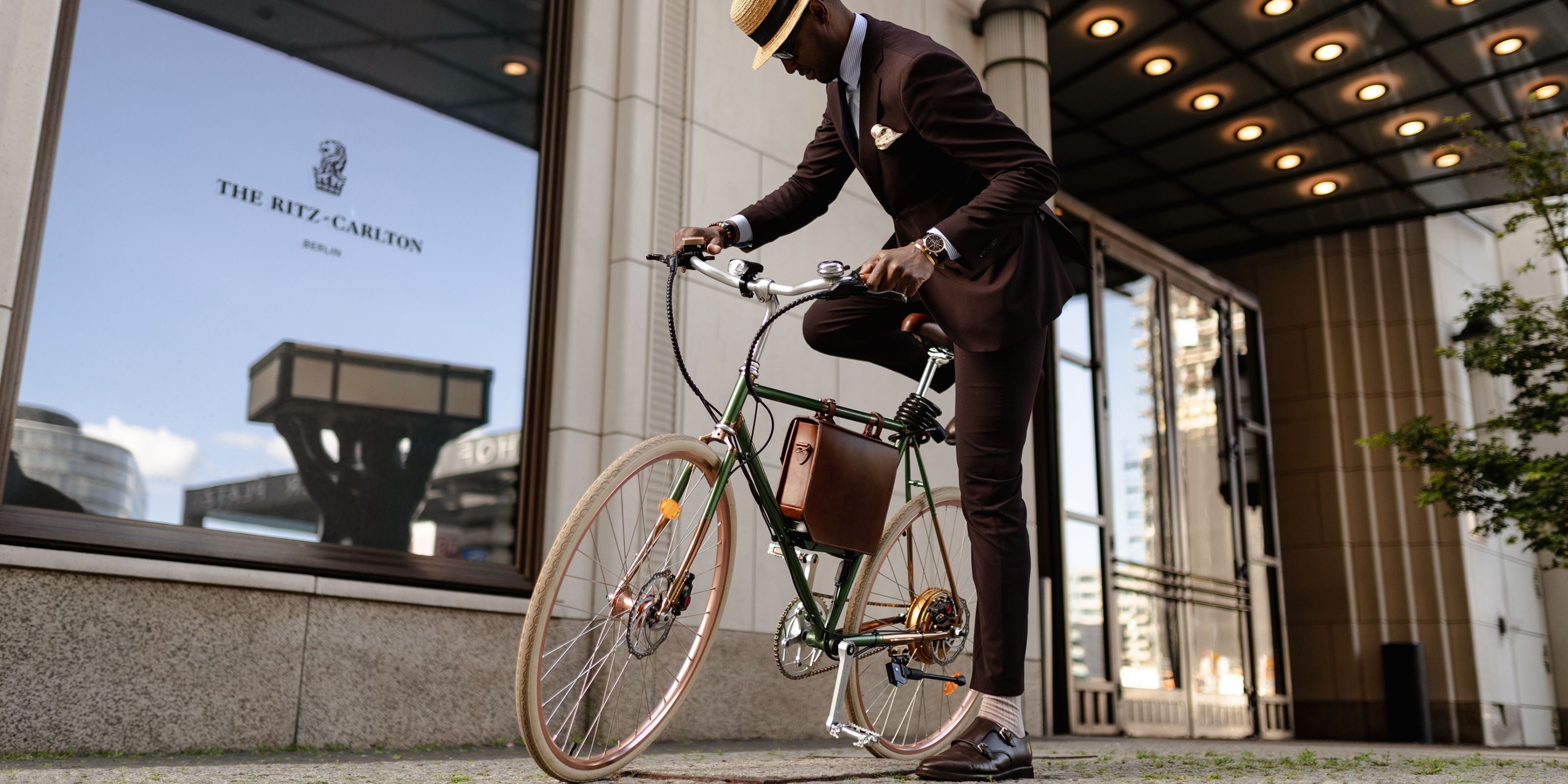 Vintage E bike from Rayvolt - Super Elegant bike in fornt on the Ritz hotel in Berlin - Rayvolt Ambassador